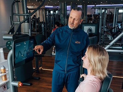 Ein Mann trainiert an einem Butterfly Trainingsgerät im INJOY Fitnessstudio Wolfsburg