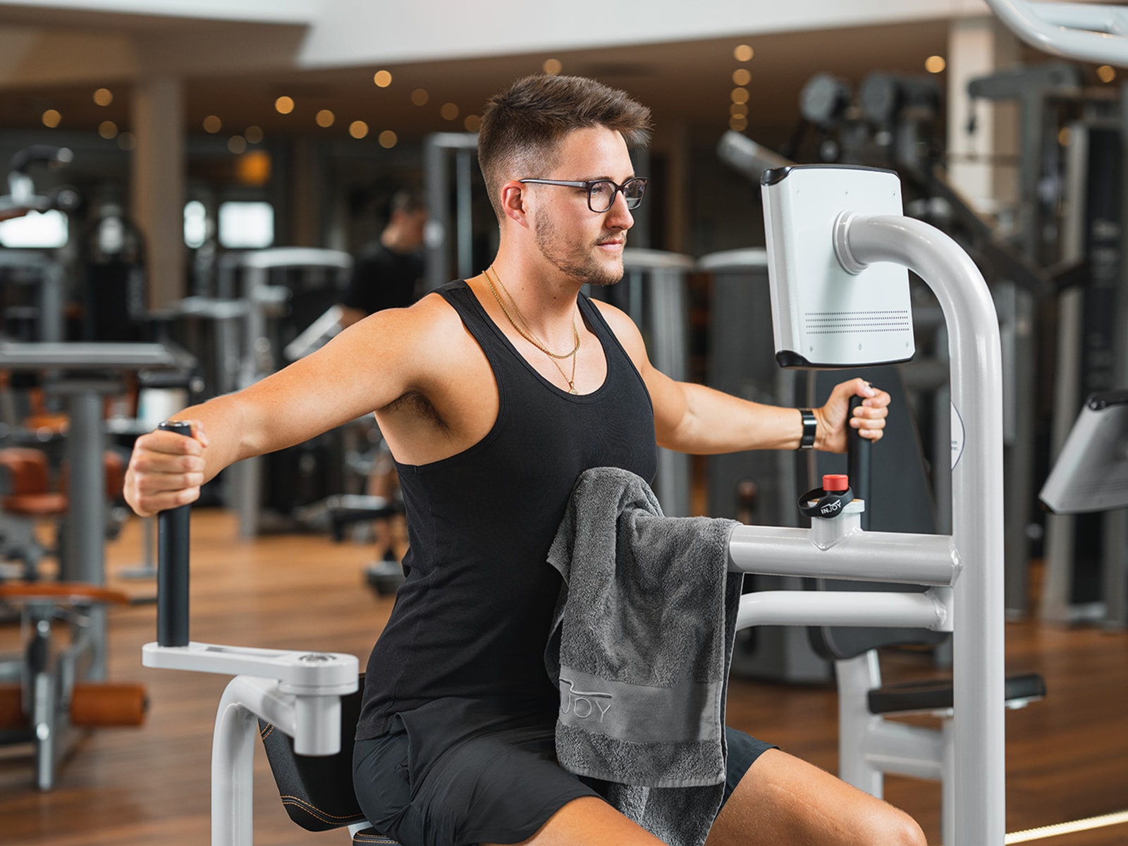 Ein Mann trainiert an einem Butterfly Trainingsgerät im INJOY Fitnessstudio Wolfsburg
