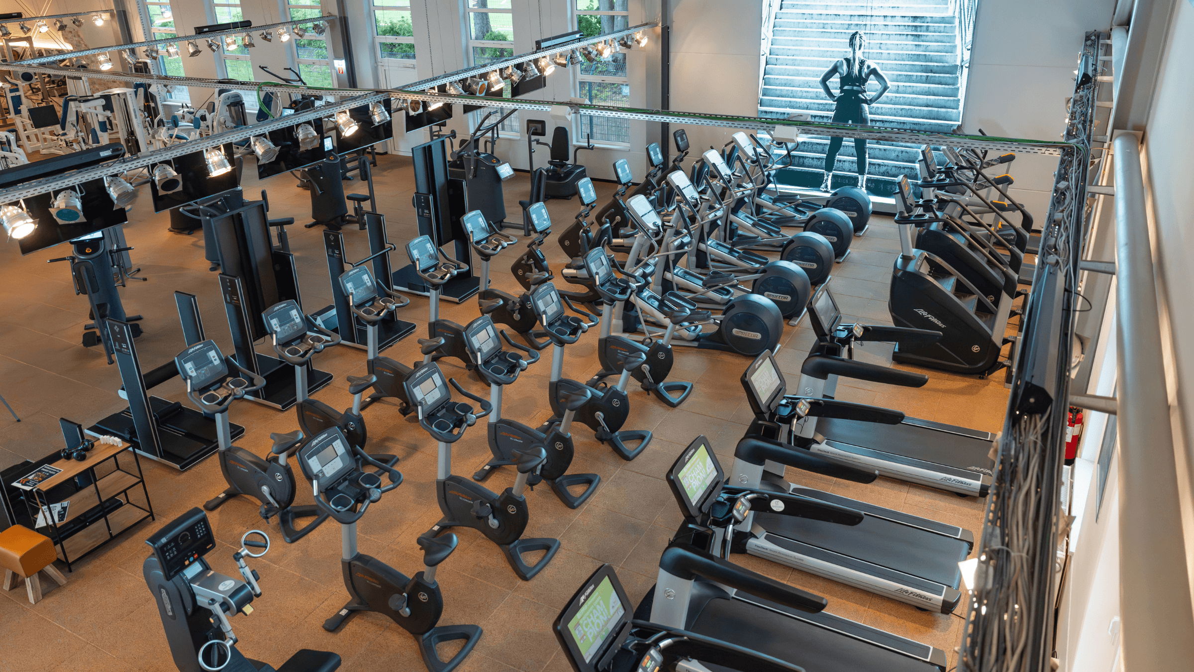 Eine Ansicht von oben des ausgiebigen Cardiobereichs im INJOY Fitnessstudio Berlin Steglitz.